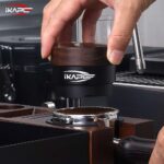 ⁦IKAPE Coffee Distributor, Espresso Gravity Distributor(Wooden Handle,Black Base)⁩ - الصورة ⁦3⁩